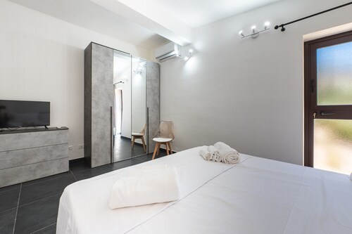 Room 'Altavilla 4' with Shared Garden and Air Conditioning