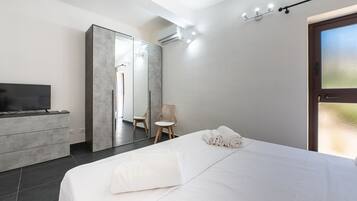 1 bedroom, bed sheets