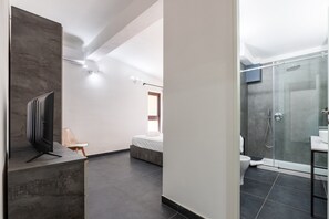 Chuveiro, toalhas de banho