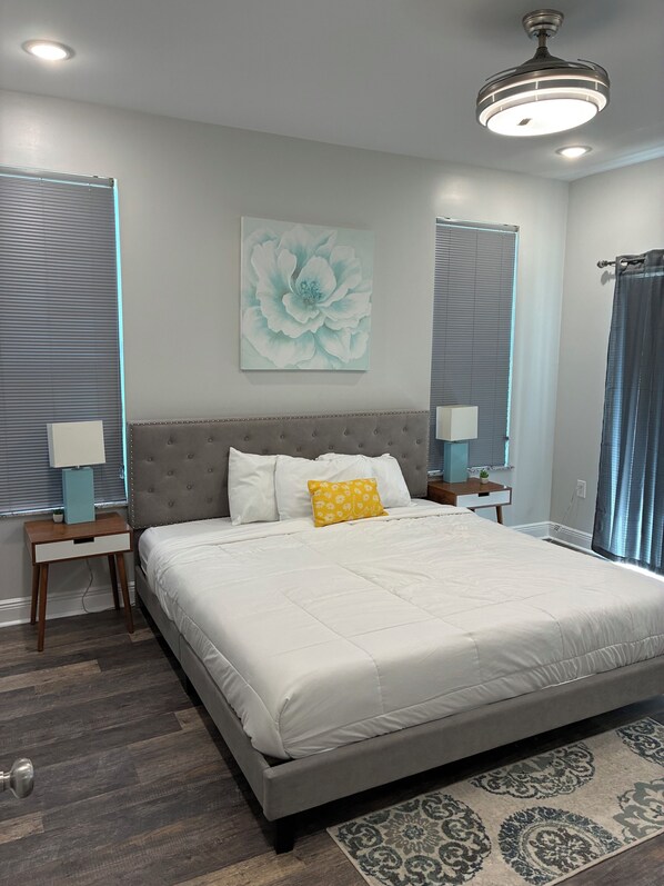 Tabla de planchar con plancha, wifi gratis y ropa de cama