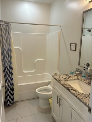 吹风机、毛巾、肥皂、洗发水