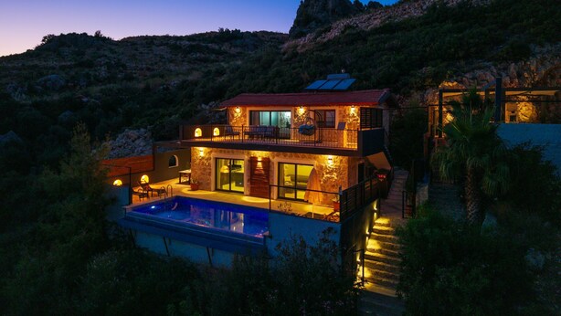A two-story house with a swimming pool, surrounded by natural landscape and hills. - Villa Elvin in Slamlar K y (Kaş)