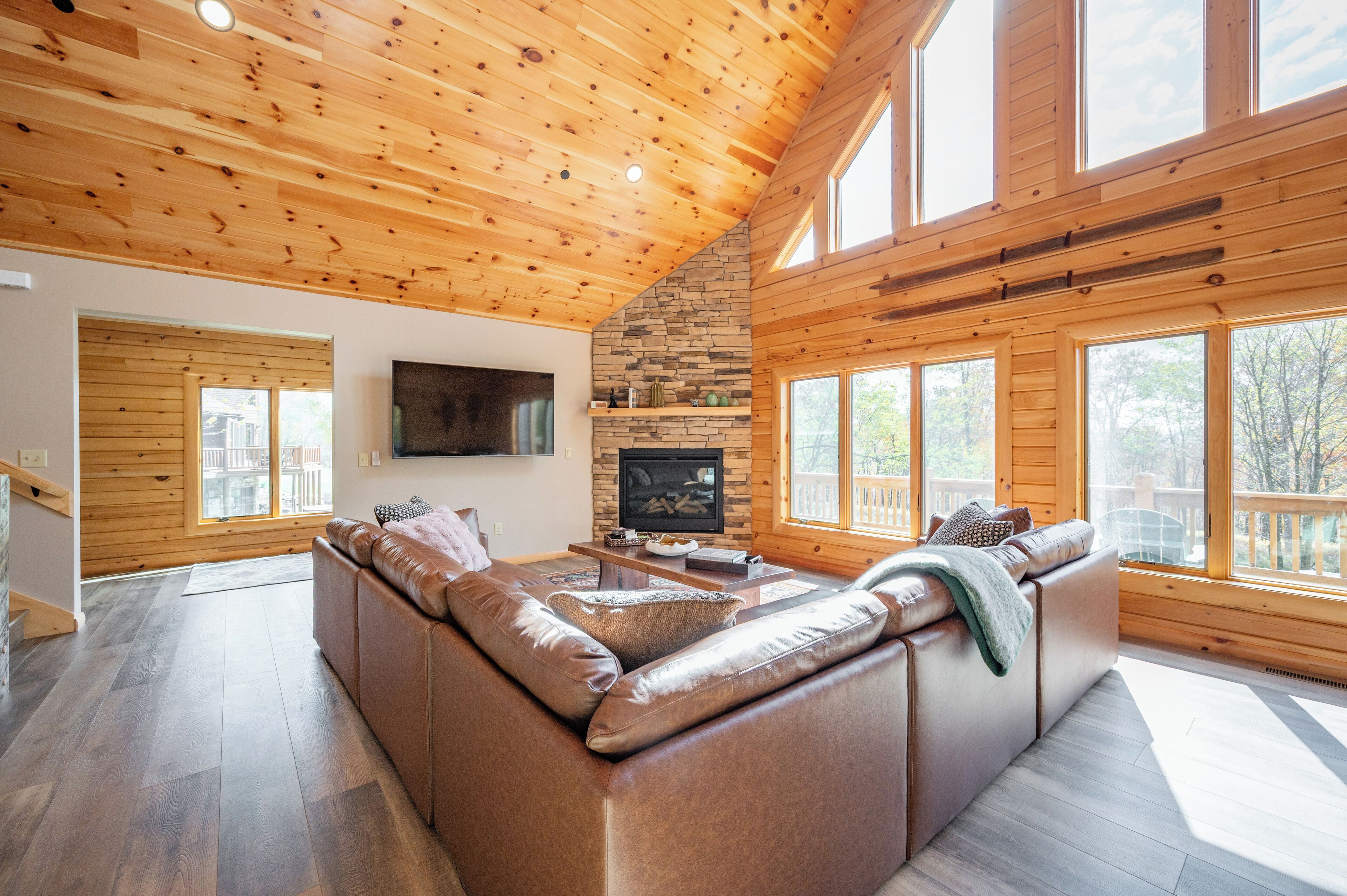 Smart-tv, eldstad och bordsfotboll