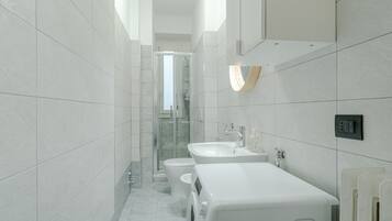 Doccia, asciugacapelli, bidet, asciugamani