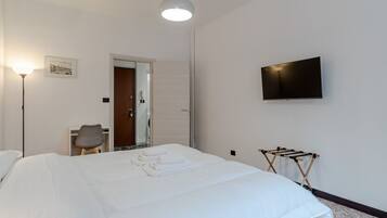 2 bedrooms, desk, iron/ironing board
