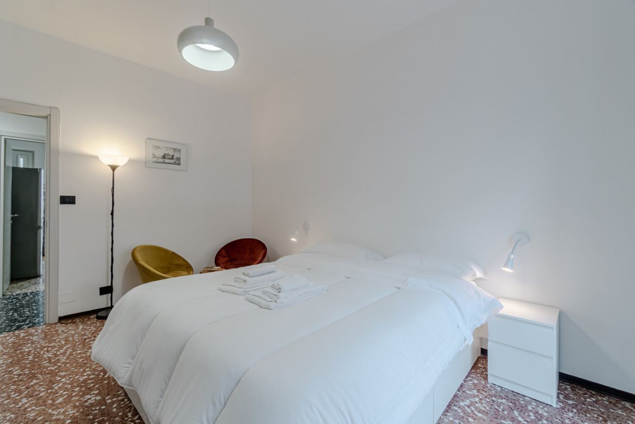 2 chambres, bureau, fer et planche à repasser