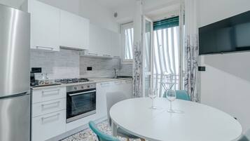 Kühlschrank, Ofen, Herdplatte, Wasserkocher