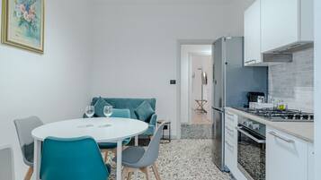 Fridge, oven, stovetop, electric kettle