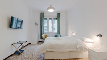 2 chambres, bureau, fer et planche à repasser