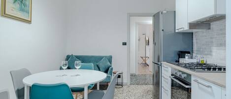 Fridge, oven, stovetop, electric kettle