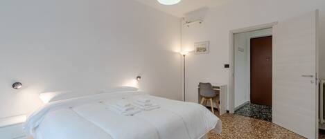 2 bedrooms, desk, iron/ironing board