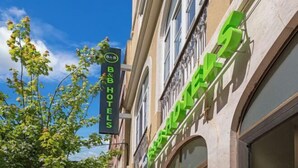 A hotel sign with a green and black color scheme, indicating the name and type of the establishment. - B&B HOTEL Figueira Da Foz (Figueira da Foz)