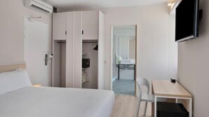 A hotel room with a bed, a desk, a chair, an air conditioner, a wardrobe, and a television. - B&B HOTEL Figueira Da Foz (Figueira da Foz)