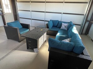 Una televisión, una chimenea