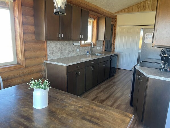 Microondas, horno, placa de cocina y lavavajillas