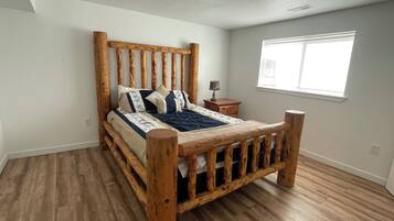 Tabla de planchar con plancha, wifi, ropa de cama