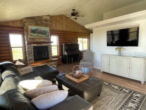 Una televisión, una chimenea