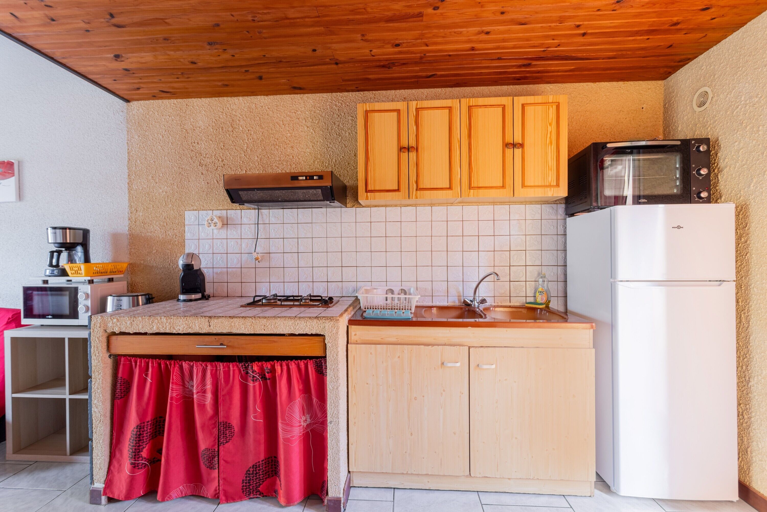 Frigorífico, microondas, horno y placa de cocina