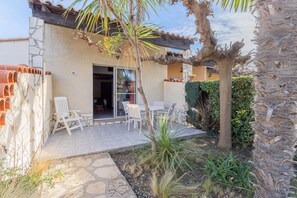 Outdoor dining - 2-bedroom gite, air conditioning, pool, near Sigean (Roquefort-des-Corbières)