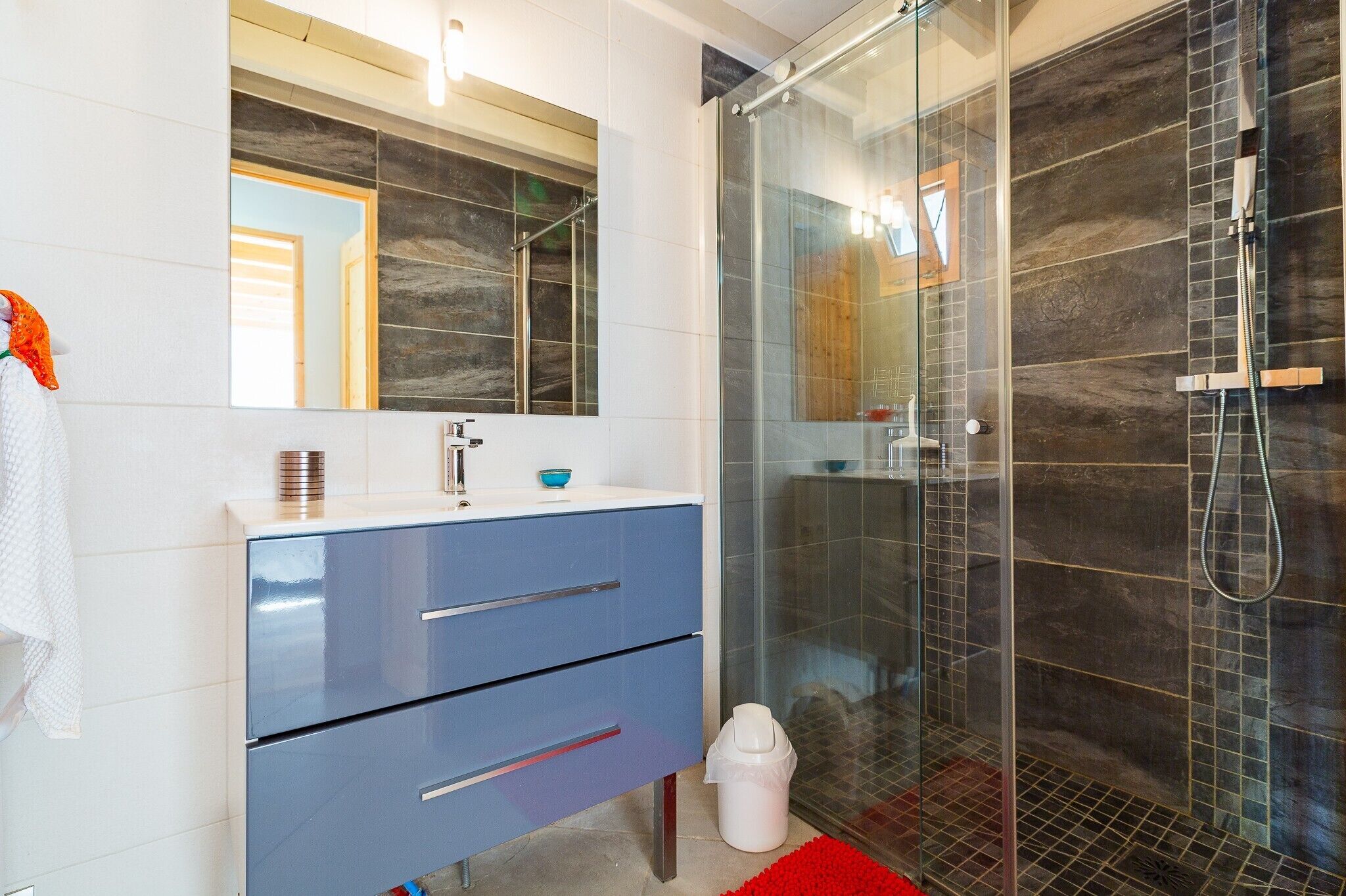 Douche, serviettes fournies