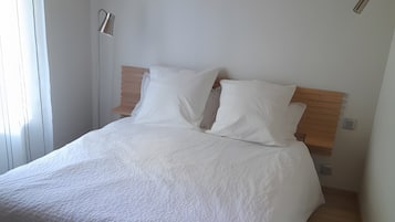 2 bedrooms, iron/ironing board, bed sheets