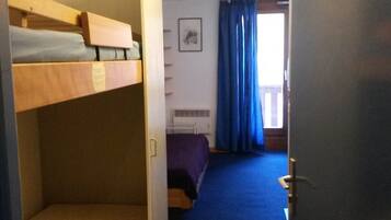 1 habitación y tabla de planchar con plancha