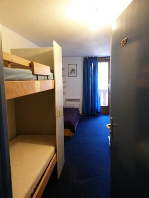 1 chambre, fer et planche à repasser