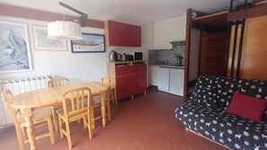 TV - Bright studio with balcony and mountain view (Saint-Chaffrey)