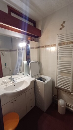 A bathroom with a sink, mirror, and a toilet. - Bright studio with balcony and mountain view (Saint-Chaffrey)