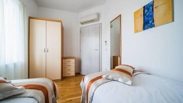 Cribs/infant beds