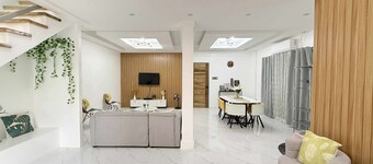 The GrayHouse Inn. Modern Loft Full AC, open space, high ceiling house.