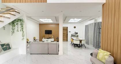 The GrayHouse Inn. Modern Loft Full AC, open space, high ceiling house.