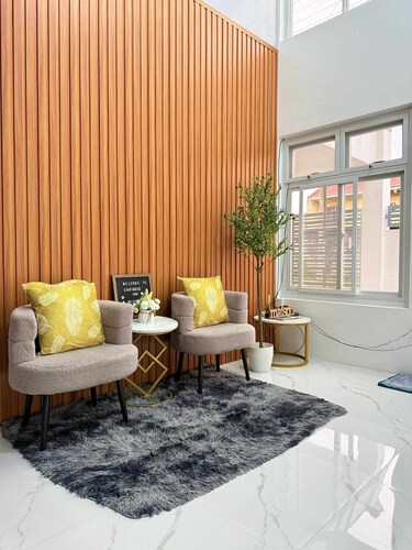 The GrayHouse Inn. Modern Loft Full AC, open space, high ceiling house.