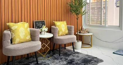 The GrayHouse Inn. Modern Loft Full AC, open space, high ceiling house.