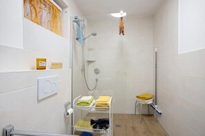 Ducha, secador de pelo y toallas