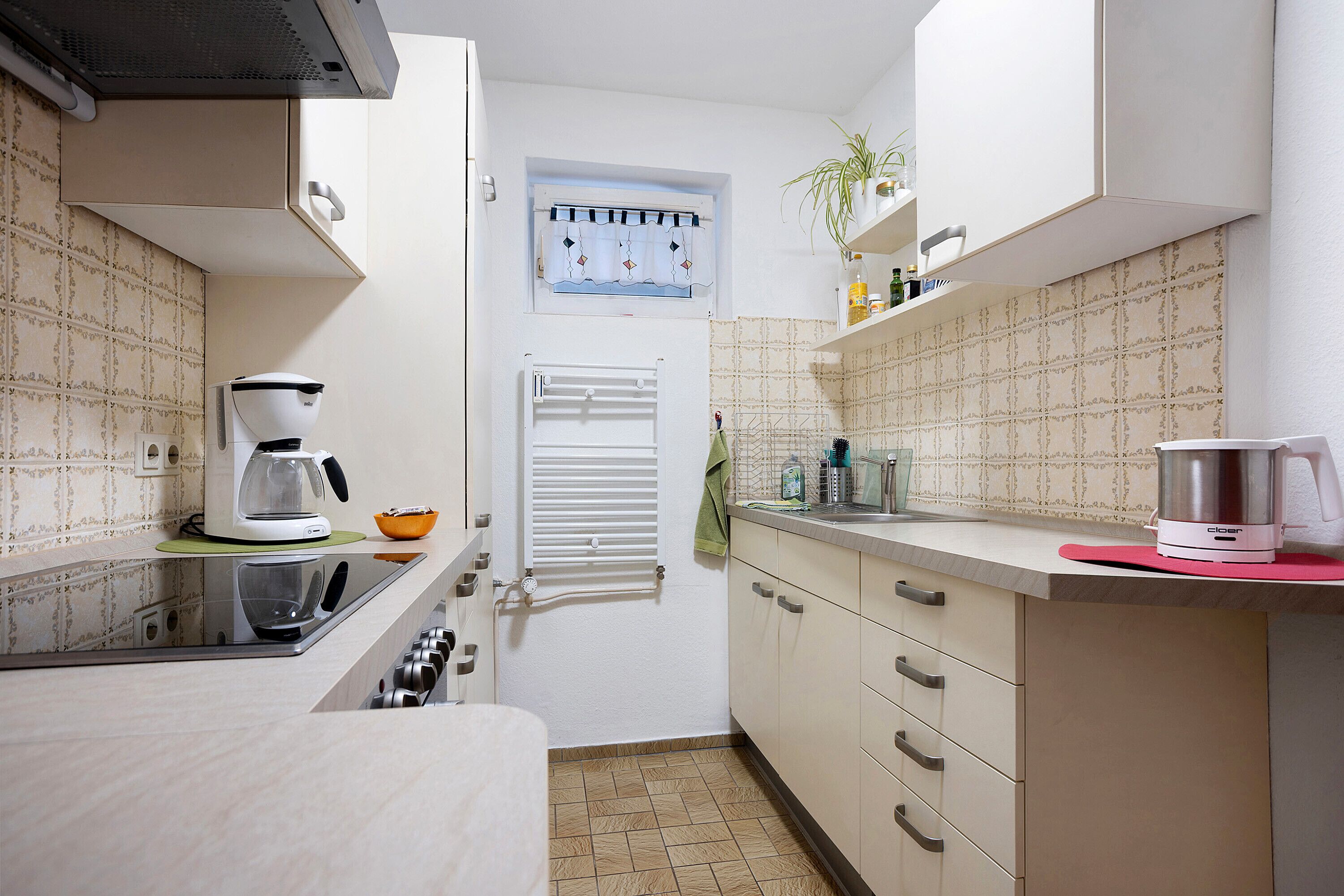 Fridge, oven, stovetop, coffee/tea maker