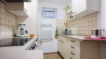 Fridge, oven, stovetop, coffee/tea maker