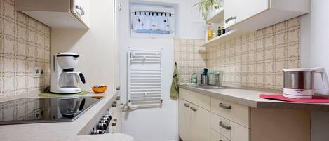 Kühlschrank, Ofen, Herdplatte, Wasserkocher mit Kaffee-/Teezubehör