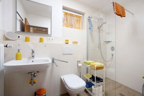 Shower, hair dryer, towels - Apartment 'Grünfelder' with Mountain View, Shared Garden and Wi-Fi (Au)