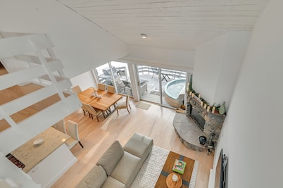 Windham Mountain Slope-Side Escape w/ Private Hot Tub| Pets Welcome