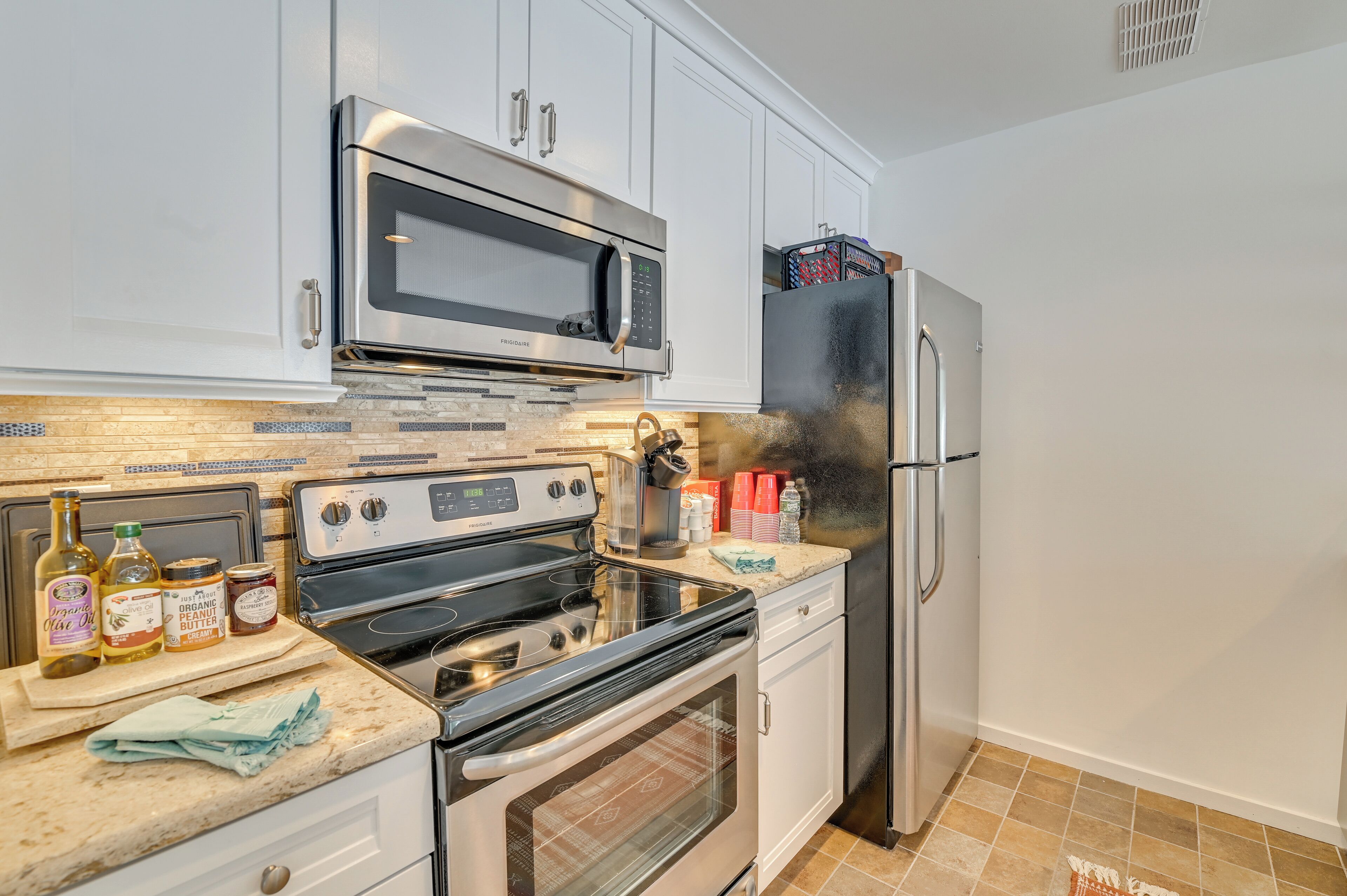 Een microgolfoven, een oven, een kookplaat, een vaatwasser