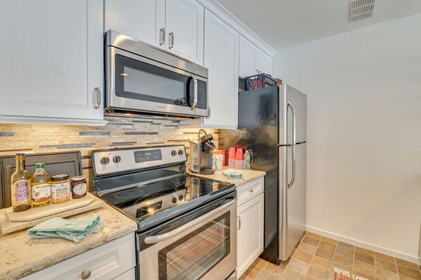 Mikrobølgeovn, ovn, kokeplater og oppvaskmaskin