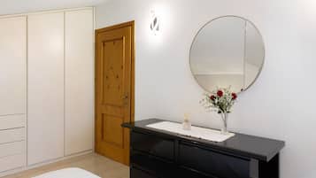 Escritorio y ropa de cama