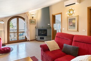 Televisión y chimenea 