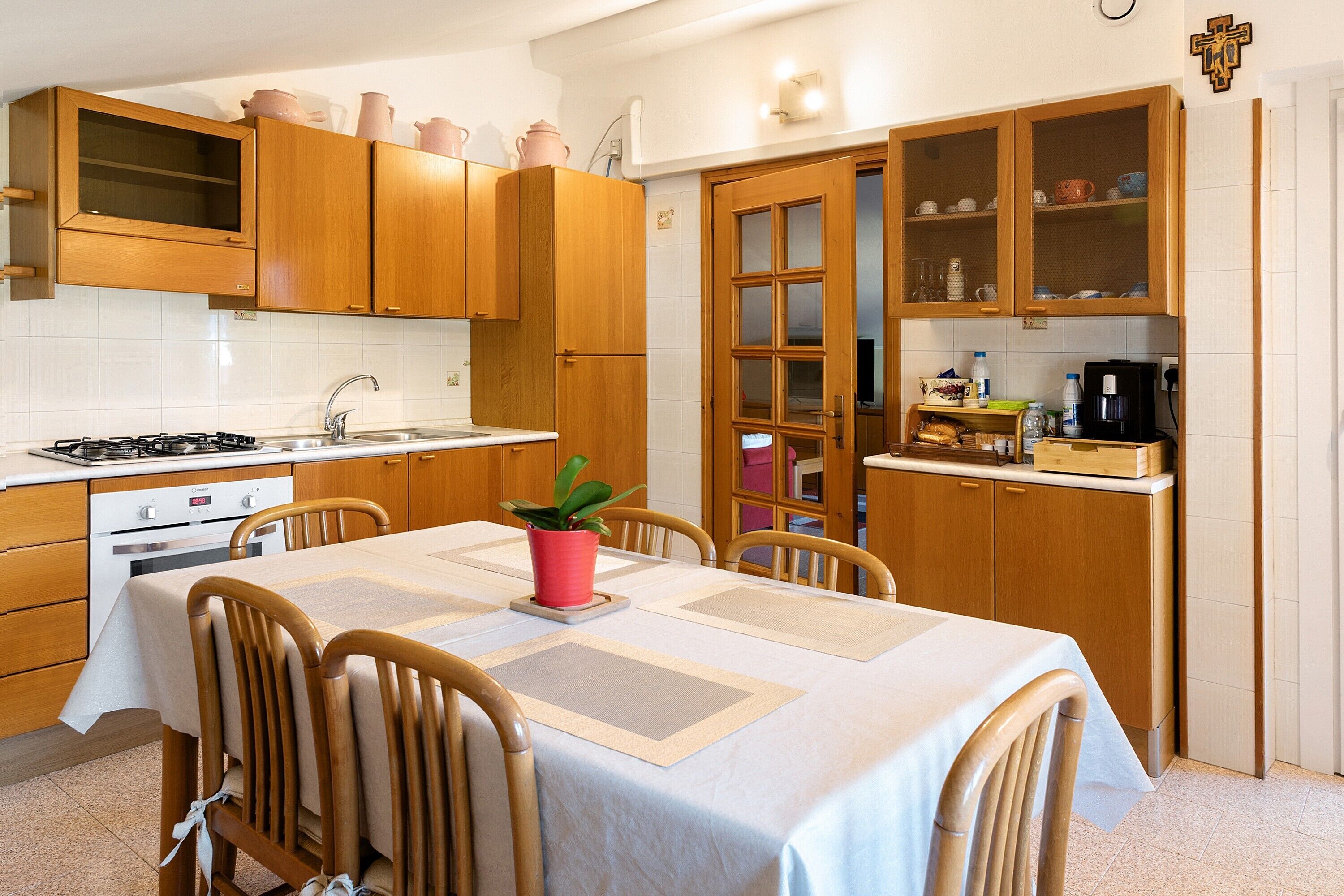 Frigorifero, forno, piano cottura, macchina per tè/caffè