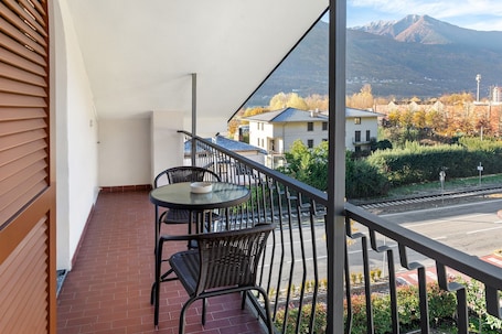 Property grounds. Apartment 'Casa Vacanze Dal Castelin' with Mountain View, Balcony & Air Conditioning