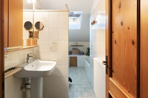 Chuveiro, produtos de toalete grátis, secador de cabelo 