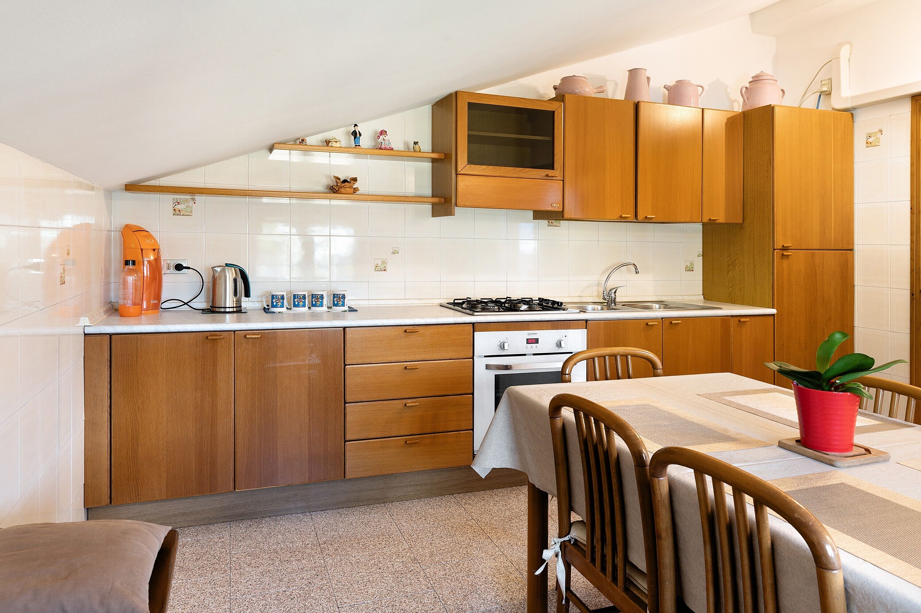 Réfrigérateur, four, plaque de cuisson, cafetière/bouilloire