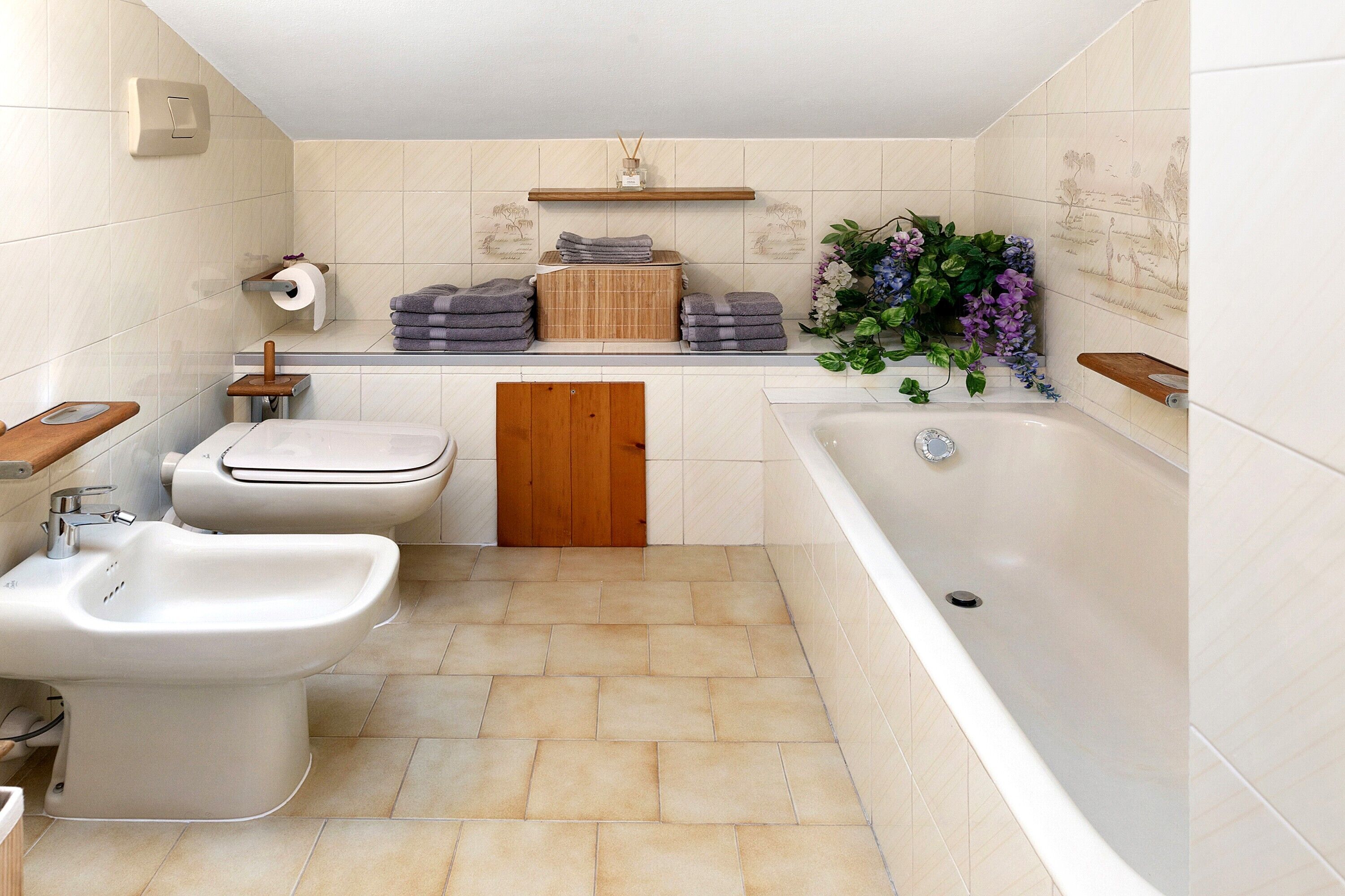 Douche, articles de toilette gratuits, sèche-cheveux