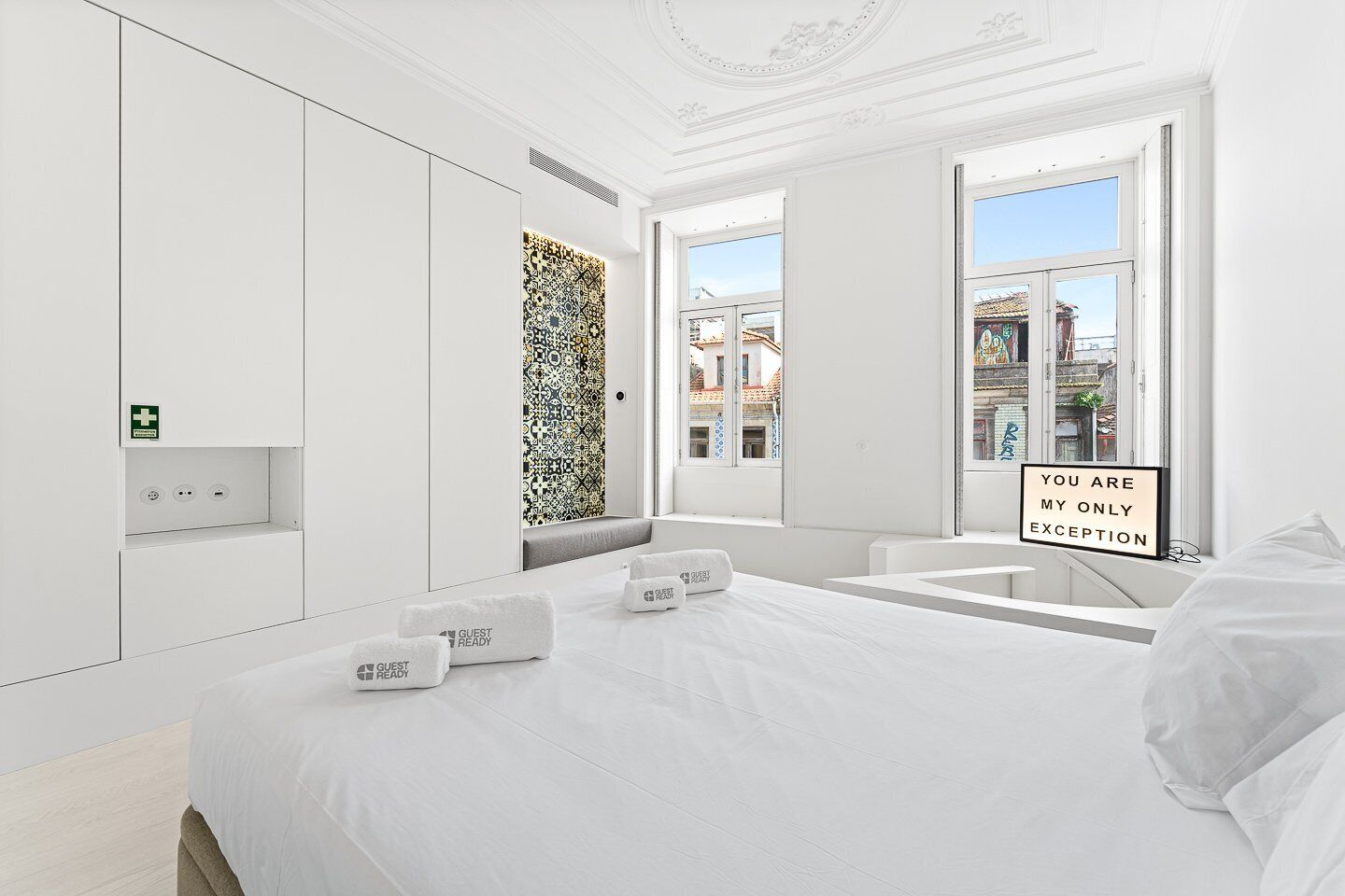 Tabla de planchar con plancha, internet y ropa de cama 